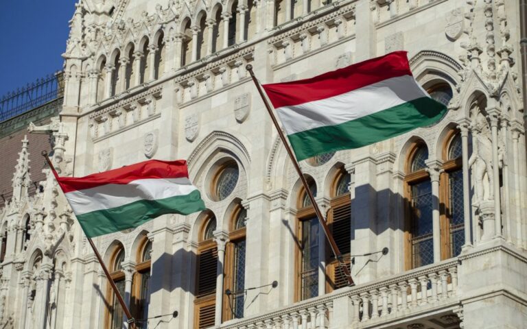 3 remek lehetőség a magyar zászló méltó kültéri elhelyezésére
