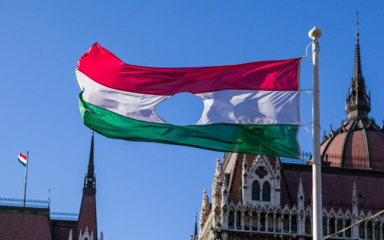 Mit szimbolizál a lyukas magyar zászló?