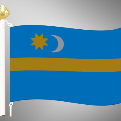 Baloldali szalagerősítéssel ellátott, fekvő kültéri székely zászló