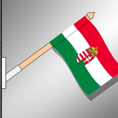 Bal oldali bújtatóval ellátott, fekvő, kültéri magyar zászló címerrel