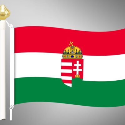 Bal oldali szalagerősítéssel ellátott, fekvő, kültéri magyar zászló címerrel