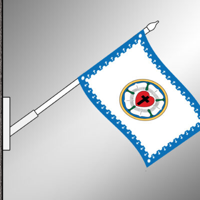 Baloldali bújtatóval ellátott, kültéri fekvő Evangélikus zászló