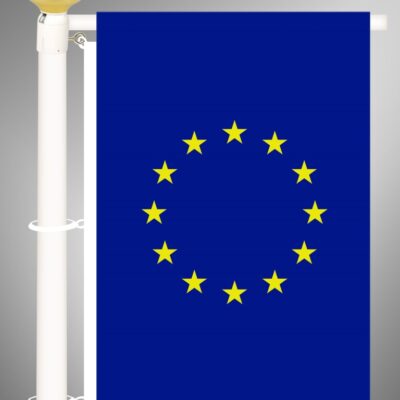 Felül bújtatóval, oldalt szalagerősítéssel ellátott, álló kültéri Európa zászló