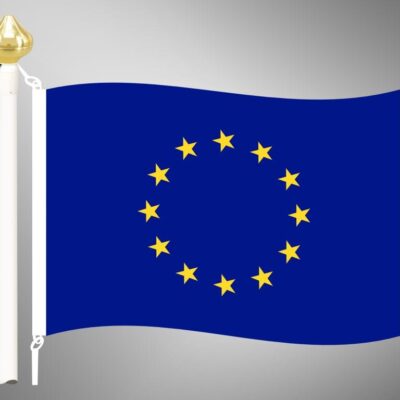 Baloldali szalagerősítéssel ellátott, kültéri Európa zászló fekvő kivitelben