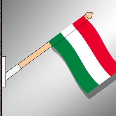 Bal oldali bújtatóval ellátott, fekvő, kültéri magyar zászló