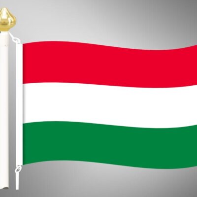 Bal oldali szalagerősítéssel ellátott, fekvő kültéri magyar zászló